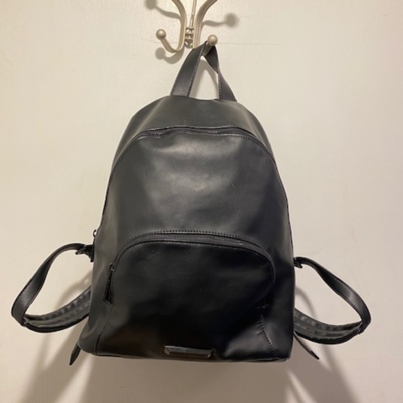Kendall & Kylie Handbags - Kendall & Kylie black back pack